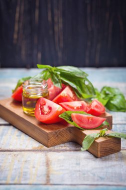 Taze fesleğen ve domates