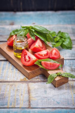Taze fesleğen ve domates