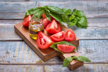 Taze fesleğen ve domates