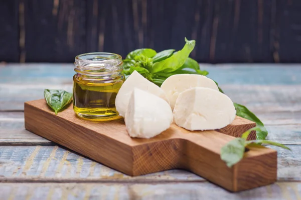 taze fesleğen ve mozzarella peyniri