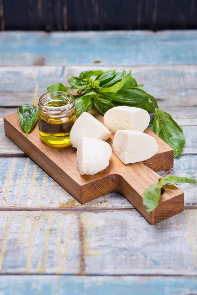 taze fesleğen ve mozzarella peyniri