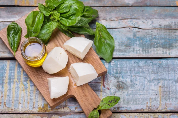 taze fesleğen ve mozzarella peyniri