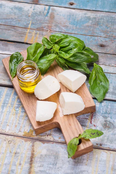 taze fesleğen ve mozzarella peyniri