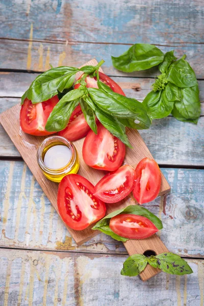 Świeża bazylia i pomidorów — Zdjęcie stockowe