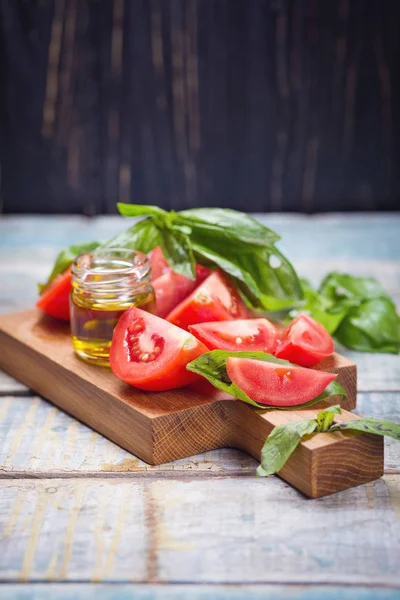 Taze fesleğen ve domates