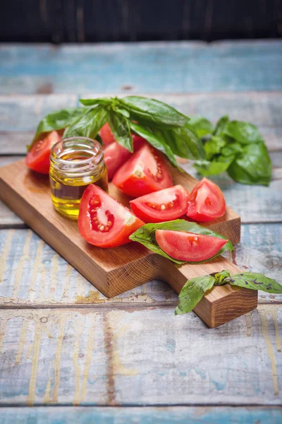 Taze fesleğen ve domates