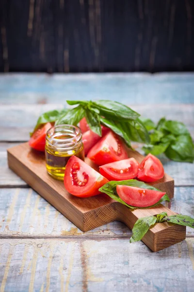 Taze fesleğen ve domates