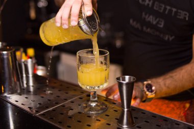 Alkollü kokteyl dökülen olduğunu