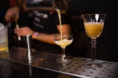 Alkollü kokteyl dökülen olduğunu