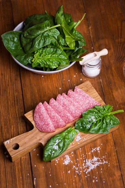 Wurst mit frischem Spinat — Stockfoto