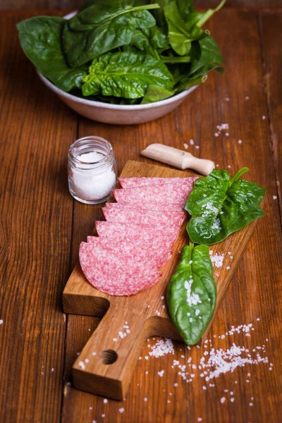 Wurst mit frischem Spinat — Stockfoto