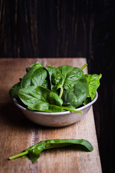 Grüner frischer Spinat — Stockfoto