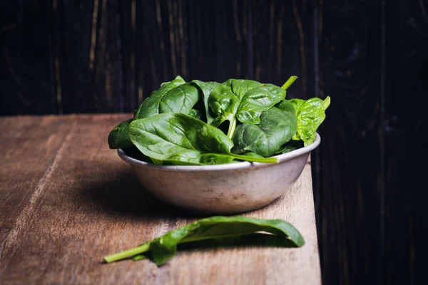 Grüner frischer Spinat — Stockfoto