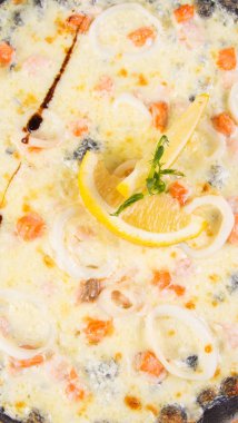 Pizza beyazda izole.