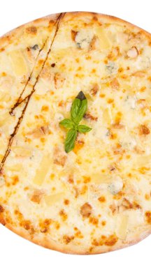 Pizza beyazda izole.