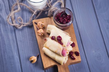 Vişne reçelli krep