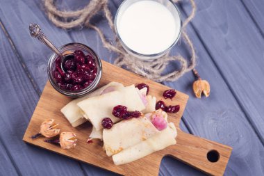 Vişne reçelli krep