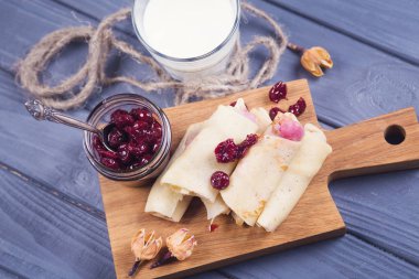 Vişne reçelli krep