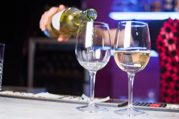 An white wine is pours — Stock Photo, Image