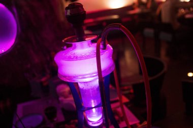 bir gece kulübünde nargile