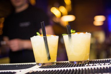 alkollü içki çubuk