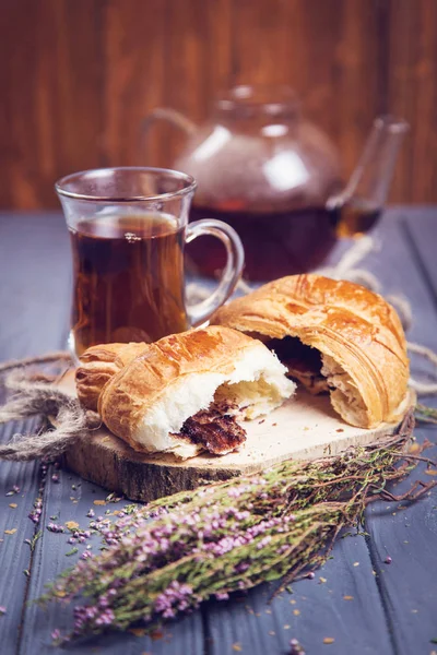 Tea with croissant — Stock Photo, Image