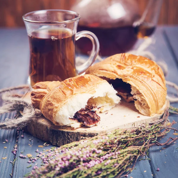 Tea with croissant — Stock Photo, Image