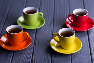 renkli bardak kahve ile