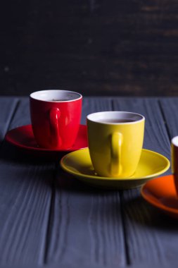 renkli bardak kahve ile