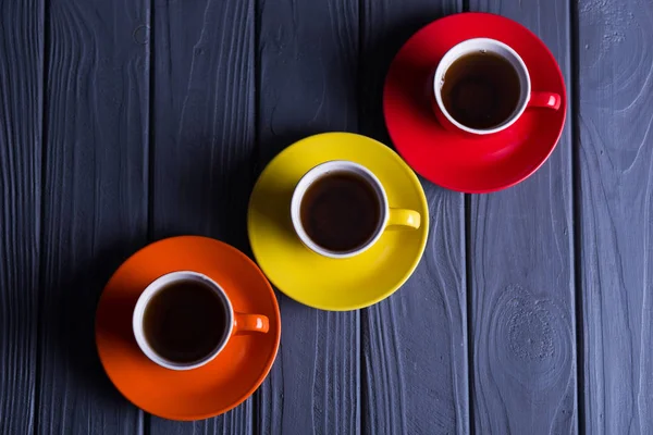 Gekleurde cups met koffie — Stockfoto