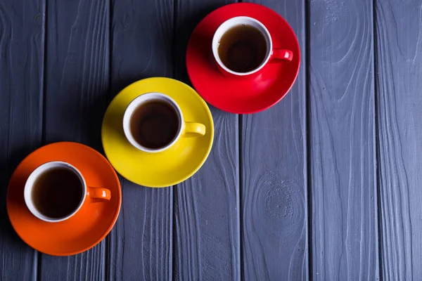 Gekleurde cups met koffie — Stockfoto