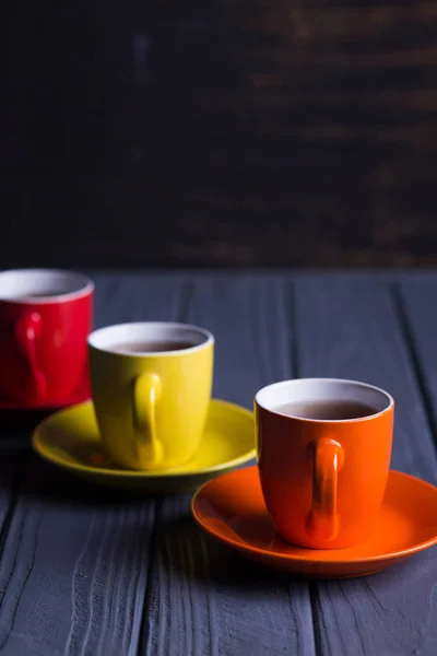 Copos coloridos com café — Fotografia de Stock