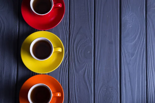 Copos coloridos com café — Fotografia de Stock