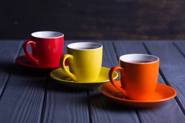 Gekleurde cups met koffie — Stockfoto