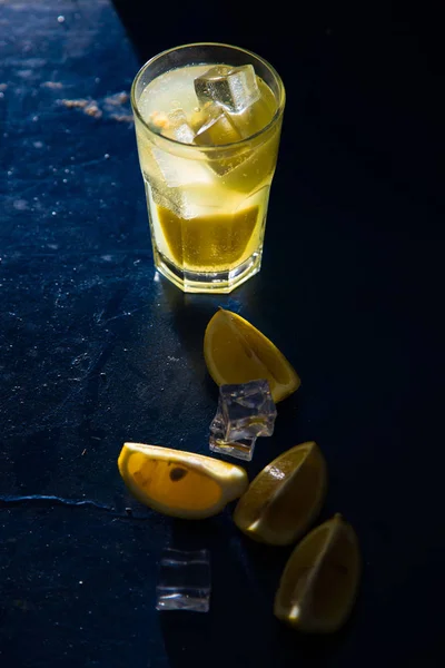Cold lemon drink — Stock Photo, Image
