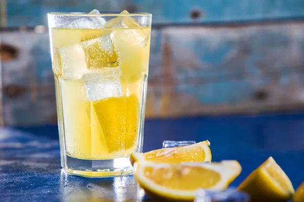 Холодний лимона напій — стокове фото