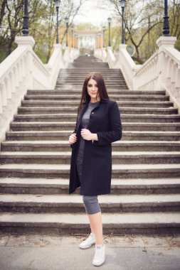 Merdivenlerde poz kız