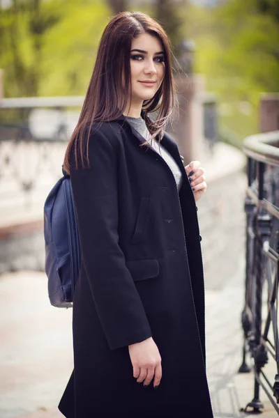 Ragazza in posa sulla strada — Foto Stock