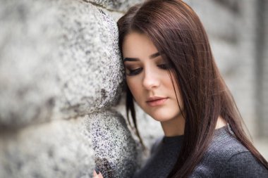 kızı duvara yakın poz