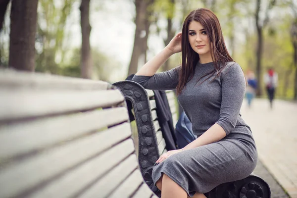 Girl posing on bench — Stock Photo, Image