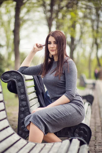 Girl posing on bench — Stock Photo, Image