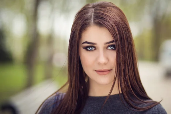 Girl posing in park — Stock Photo, Image