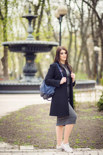 Ragazza in posa nel parco — Foto Stock