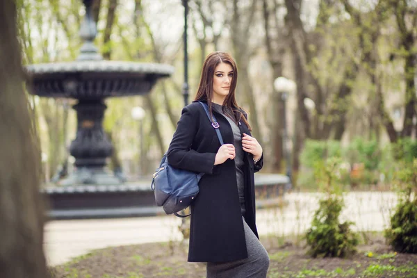 Mädchen posiert auf Straße — Stockfoto