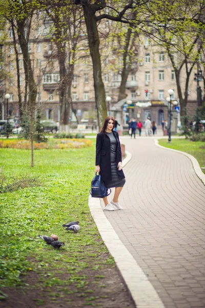 Dziewczyna pozuje na ulicy — Zdjęcie stockowe