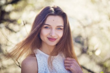 Manolya bahçede poz kız