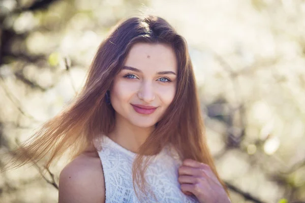 Mädchen posiert im Magnoliengarten — Stockfoto