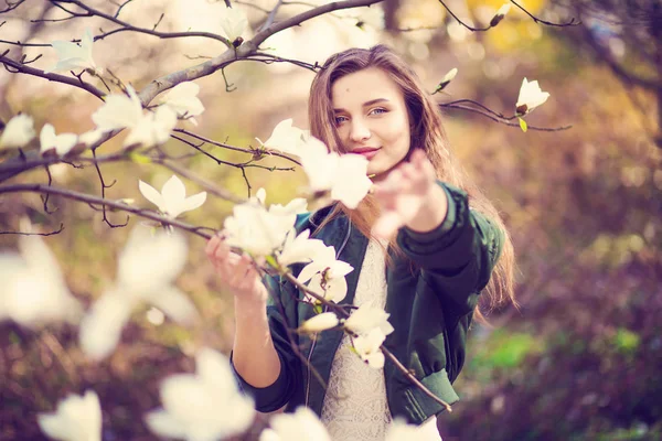 Ragazza in posa in magnolia giardino — Foto Stock