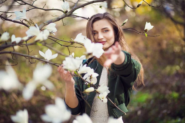 Mädchen posiert im Magnoliengarten — Stockfoto