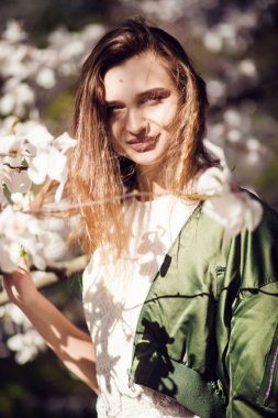 Manolya bahçede poz kız